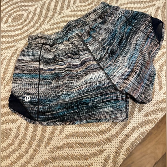 LULULEMON - hotty hot shorts - Picture 2 of 2